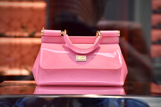 Rosa Lack-Handtasche von Dolce & Gabbana — Beispiel für die richtige Handtaschengröße im Alltag