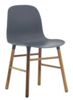 Form Stuhl / Stuhlbeine aus Nussbaum - Normann Copenhagen - Blau/Holz natur