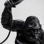 KARE Animal Fighting Kong Tischlampe in Schwarz