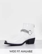 ASOS DESIGN - Chelsea-Stiefel im Westernstil mit silberfarbener Kette, Blockabsatz und Lackoptik in Weiß