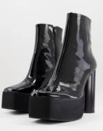 ASOS DESIGN - Chelsea-Stiefel mit Absatz aus Kunst-Lackleder in Schwarz mit Plateausohle