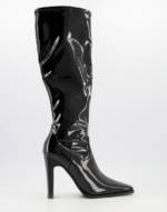 ASOS DESIGN - Champion - Kniehohe Stiefel mit Absatz mit eckiger Zehenpartie in Schwarz lackiert