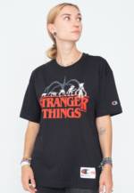Champion x Stranger Things - Crewneck Black Beauty C - - T-Shirts