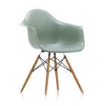 Vitra - Eames Fiberglass Armchair DAW, Esche honigfarben / Eames sea foam green (Filzgleiter weiß)