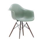 Vitra - Eames Fiberglass Armchair DAW, Ahorn dunkel / Eames sea foam green (Filzgleiter basic dark)