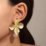 AUKUU Ohrring-Set Retro Retro Metal Blütenblatt Perlen Ohrringe Damen Design, sanfte und vielseitige Temperament Ohrringe