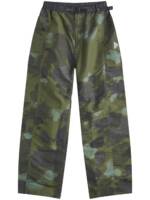 and Wander x Gramicci Cargohose mit Camouflage-Print - Grün